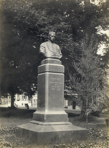 106192 Afbeelding van het monument met het borstbeeld van dr. B. Reiger, geboren 1845, lid van de gemeenteraad van ...